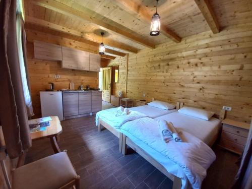DobrilovinaVila Montana的木制客房内的一间卧室配有一张大床