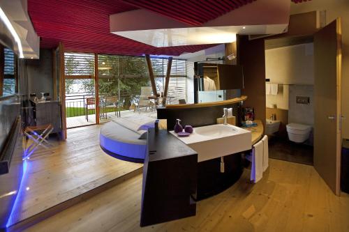 马尔切西内普瑞玛卢纳安比恩酒店的带水槽的厨房和带浴缸的浴室