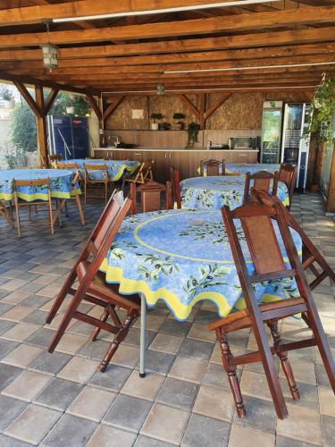 维纳斯Casa Roua的餐厅内带桌椅的庭院