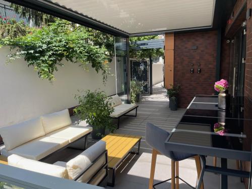 瓦尔纳Caro Apartments & Rooms的天井配有沙发和桌子