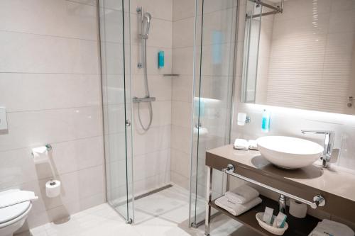 菲拉赫Hotel Seven的带淋浴、盥洗盆和卫生间的浴室
