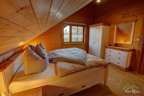 haus-relax - no business b00king - no fitters的小木屋内一间卧室,配有一张床