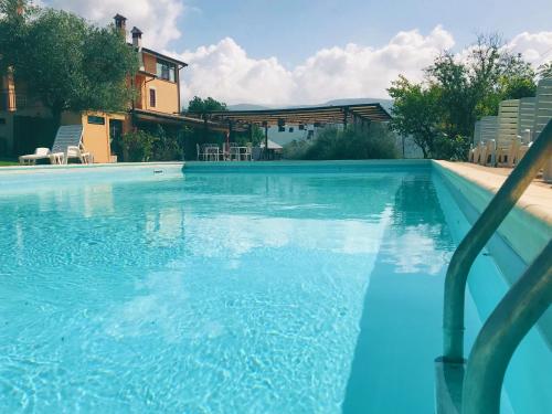 阿奎阿斯巴达Tenuta delle Acque的一座房子前面的蓝色海水游泳池
