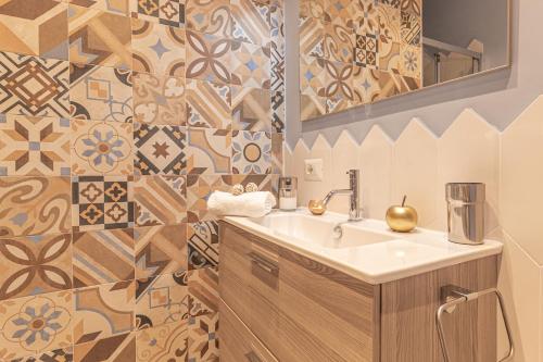 特尔尼Galvani Apartments的浴室设有水槽、镜子和瓷砖
