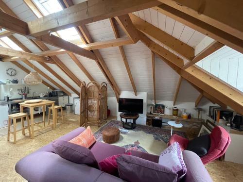 迪温特De Pikeur的阁楼设有带紫色沙发的客厅