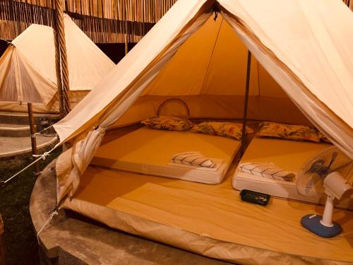 La UnionMt Hamiguitan Escape Resort的房间里的帐篷里的一张床位