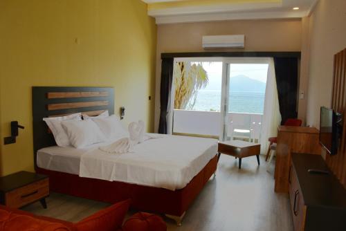 库萨达斯Villa Sevilla的一间卧室设有一张床,享有海景