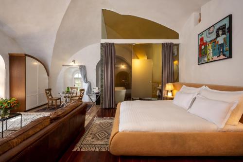 耶路撒冷阿莱格拉精品酒店的酒店客房配有一张床铺和一张桌子。
