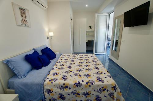 伊斯基亚Relais Villa Ettore的一间卧室配有一张带蓝色枕头的床