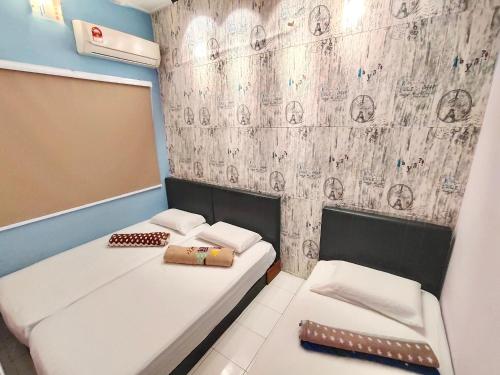 金宝Kampar Sakura 2 Landed的小房间设有两张床和一面墙