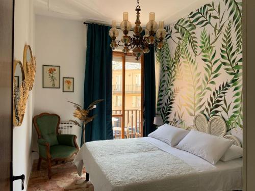 阿斯蒂拉珐布日卡德乐奥罗酒店的一间卧室配有一张床和一个吊灯