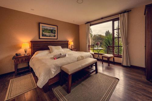 里奥班巴阿布拉普格庄园酒店的一间卧室设有一张大床和一个大窗户