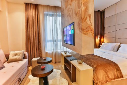拉法洛维奇La Fiaba Rafailovici Apartment的一间酒店客房,配有一张床和一台电视