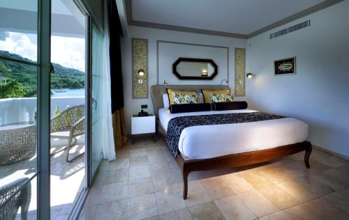 卢西Grand Palladium Lady Hamilton Resort & Spa - All Inclusive的一间带大床的卧室和一个阳台