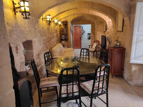 莫斯塔Unique House of Character in centre of Mosta的一间带桌椅的用餐室