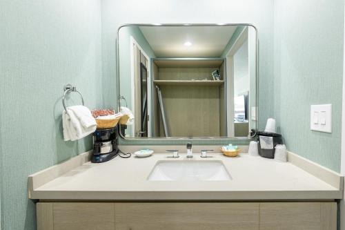 戈尔德比奇Jot's Resort的一间带水槽和大镜子的浴室