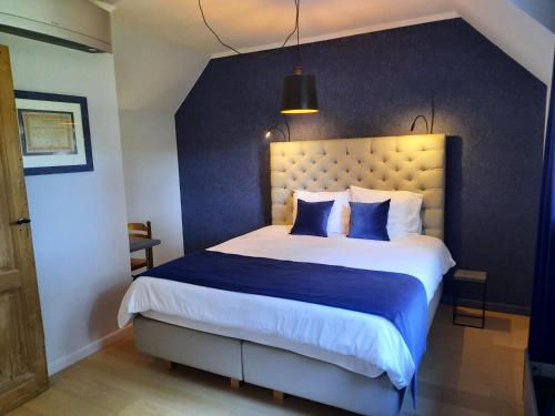 奥德纳尔德舒尔迪坎特住宿加早餐旅馆的一间卧室设有一张蓝色墙壁的大床