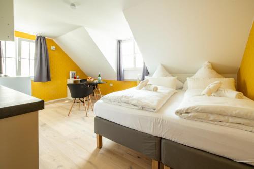 梅尔斯堡Gästehaus am Schlossplatz Z. 3的卧室配有带白色枕头的大床