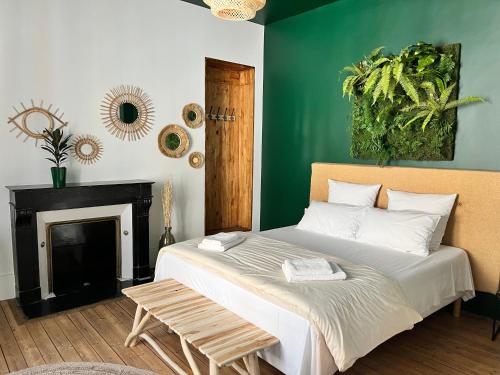 埃佩尔奈Le Gîte de Jean Thevenin, avec parking gratuit的一间卧室配有一张带绿色墙壁的床