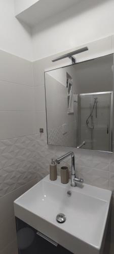 加埃塔Giù da Nonna的白色的浴室设有水槽和镜子