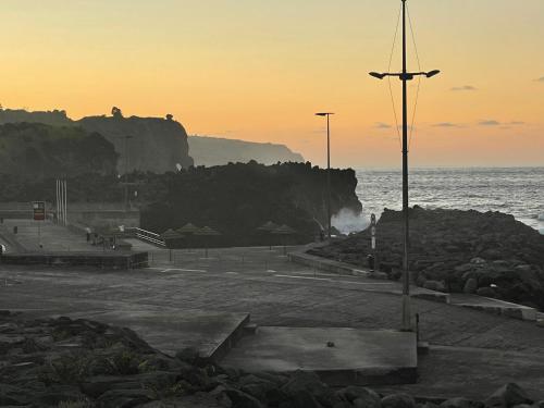 圣维森特费雷拉Azores Casa da Mata的享有海滩和海洋美景,享有街灯