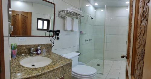 Los DestiladerosHotel Pacific Pearl - Playa Los Destiladeros的浴室配有卫生间、盥洗盆和淋浴。