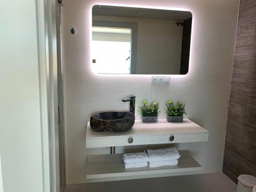 拉斯内格拉斯Samarkanda Apartamento- Suite con espectacular vista panorámica的一间带水槽和镜子的浴室