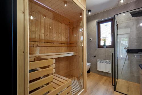 亚沃尔基Apartament Pieniny的带淋浴和卫生间的浴室。