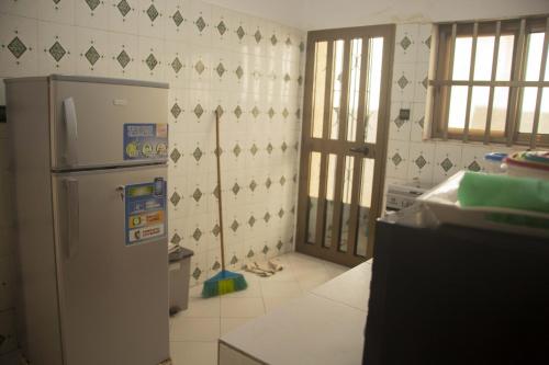 科托努Résidence Le Cador II à Cotonou的一间厨房,内配白色冰箱
