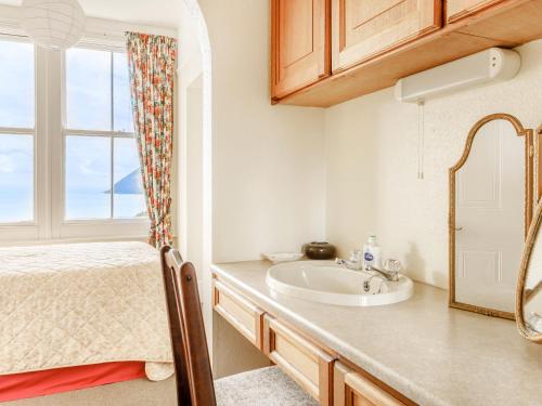 林茅斯Clooneavin Apartment 3的一间带水槽、床和窗户的浴室