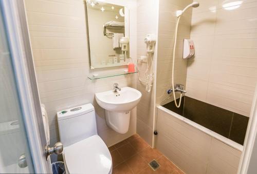 台北迪乐商旅的一间带卫生间和水槽的小浴室