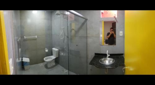 大坎普CITI COLIVING HOSTEL的一位女性拍摄了带镜子的浴室的照片
