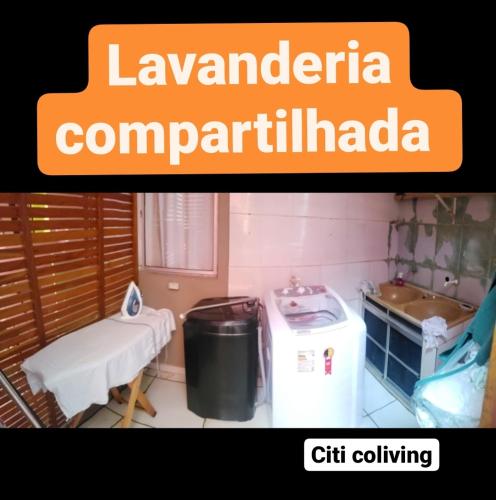 大坎普CITI COLIVING HOSTEL的洗衣房的照片,配有洗衣机