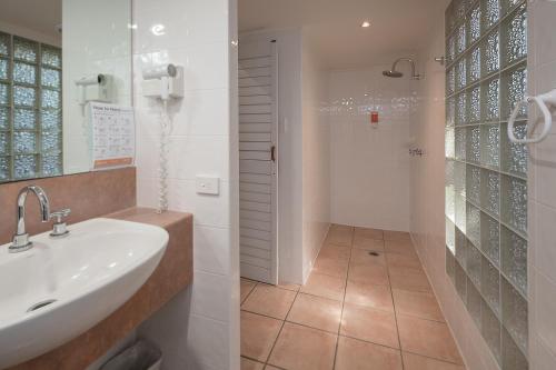米申海滩密孙海滩生态村度假酒店的一间带水槽和淋浴的浴室
