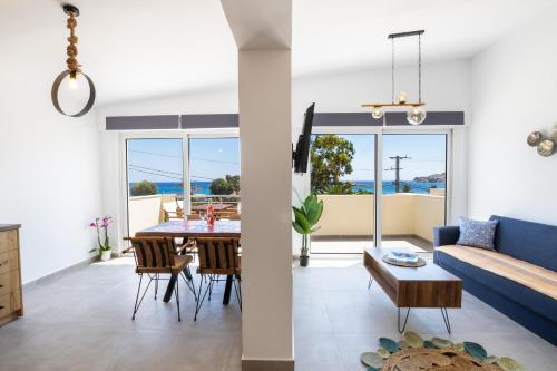 卡尔帕索斯Aronia Luxury Apartments Karpathos的客厅配有蓝色的沙发和桌子