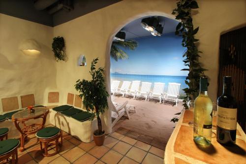 EdHotell Dalsland的配有桌椅的海洋客房
