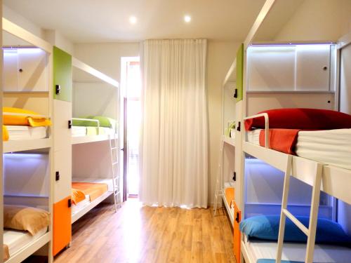 瓦伦西亚城市青年旅舍的客房设有多张双层床,铺有木地板。