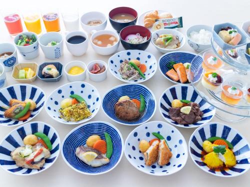 长崎古欧莱酒店长崎站前的一张桌子,上面放着食物盘