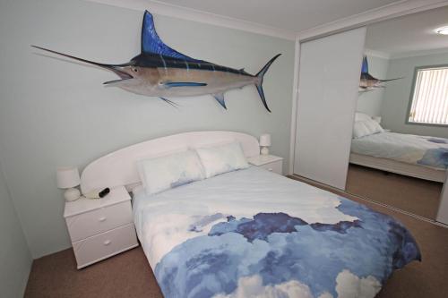 科夫斯港Beacon Heights Coffs Jetty的卧室配有一张墙上有鲨鱼的床