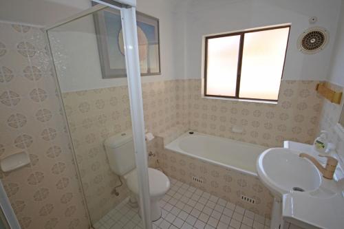 科夫斯港Beacon Heights Coffs Jetty的带浴缸、卫生间和盥洗盆的浴室