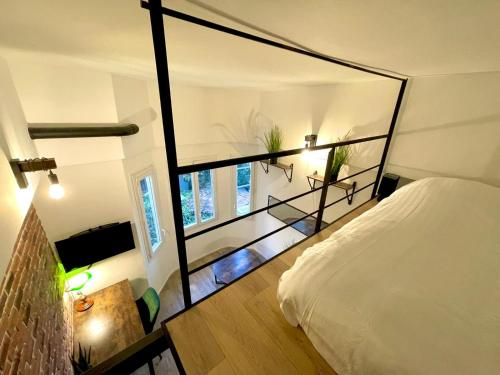 尼斯Cocooning & Modern Duplex City Center Carabacel的卧室设有大窗户和一张床