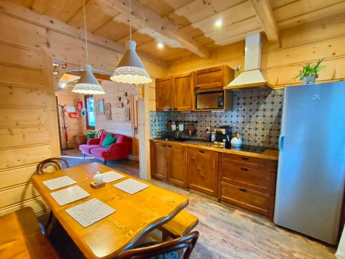 乔乔洛U Dziadka的厨房配有木桌和冰箱。