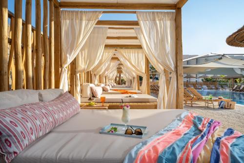 恩波其克Oasis Spa Club Dead Sea Hotel - 18 Plus的客厅配有沙发和1张床
