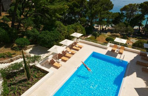 布雷拉米斯特拉尔蓝阳酒店的享有带躺椅的游泳池和游泳池的顶部景致