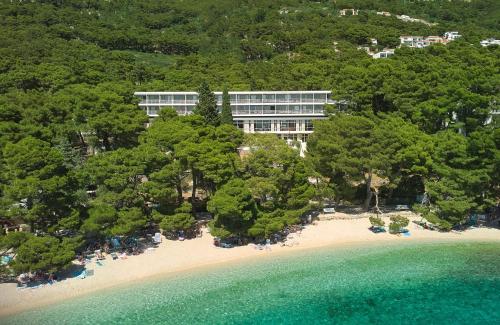 布雷拉米斯特拉尔蓝阳酒店的享有海滩空中美景和度假胜地