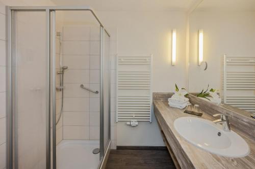 岑平因塞尔霍夫维内塔酒店的一间带水槽和淋浴的浴室