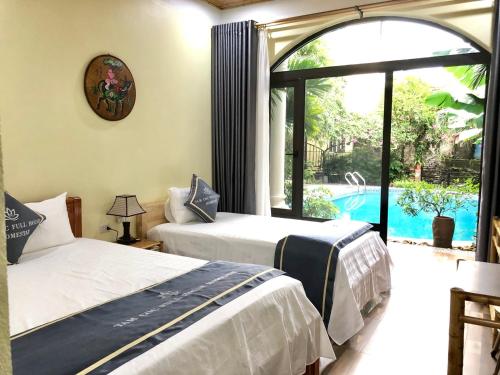 宁平Tam Coc Full House Homestay的游泳池景客房 - 带两张床