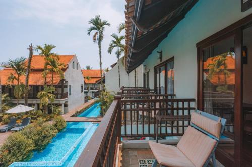 蔻立Khaolak Oriental Resort - Adult Only的一个带椅子和游泳池的度假阳台