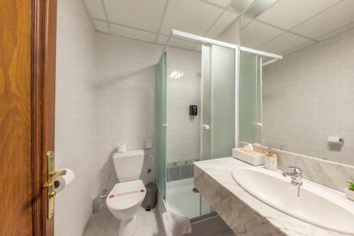 布拉格Prague Hotel Carl Inn restaurant & Free Parking的浴室配有卫生间、盥洗盆和淋浴。