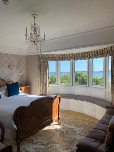 班戈北爱尔兰卡恩湾旅舍的一间卧室配有一张床、一张沙发和窗户。